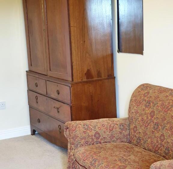 غرفة قياسية مطلّة علي الحديقة, The Old Red Lion