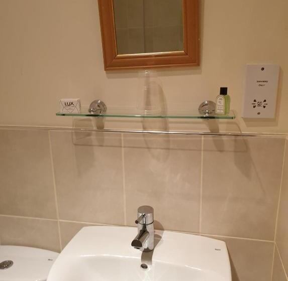 غرفة أساسية, The Old Red Lion