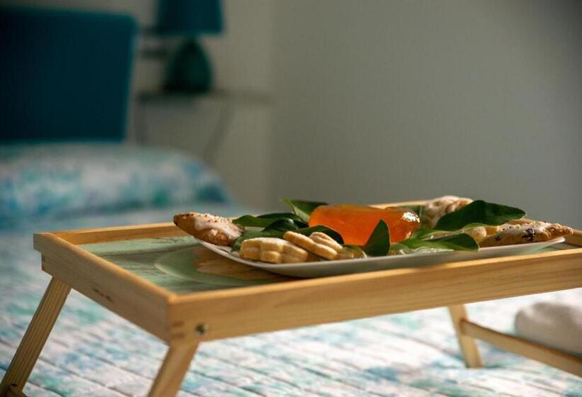 חדר דלוקס לשלושה, Sisinedda