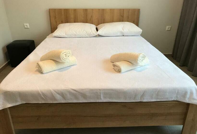 Economy Triple Room, Charli