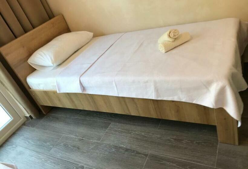 اتاق استاندارد سه نفره, Charli