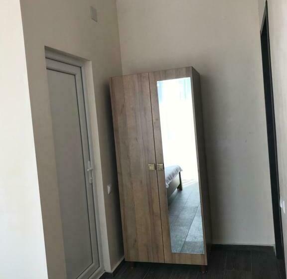 اتاق استاندارد با بالکن, Charli