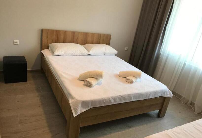 Economy Triple Room, Charli