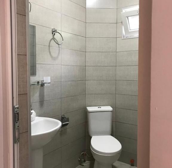 Economy Triple Room, Charli