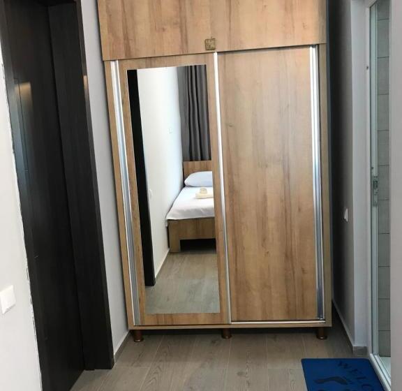 Economy Triple Room, Charli