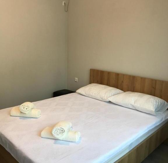 Economy Triple Room, Charli