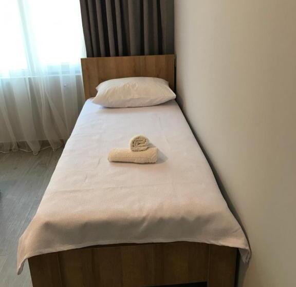 Economy Triple Room, Charli