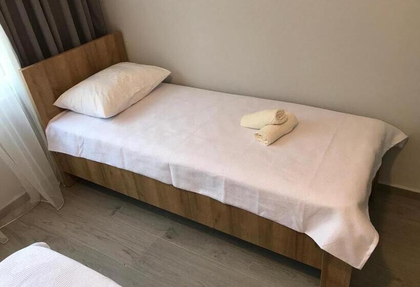 Economy Triple Room, Charli