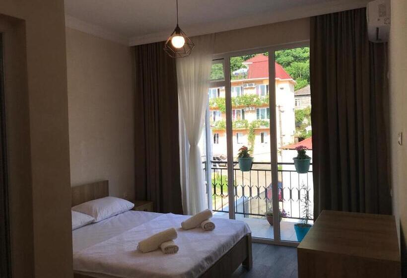 اتاق اکونومی, Charli