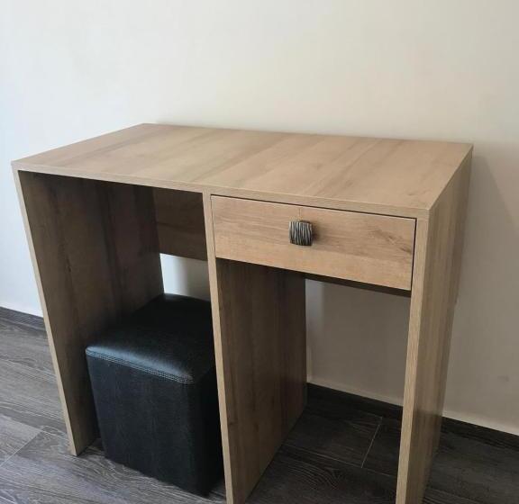 اتاق اکونومی, Charli