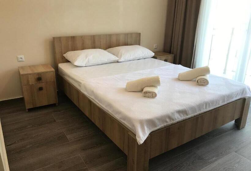 اتاق اکونومی, Charli