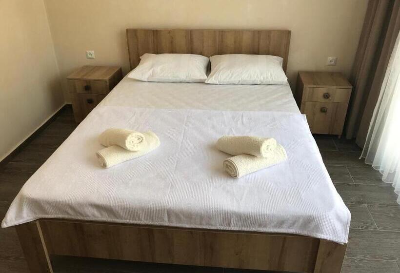 اتاق اکونومی, Charli