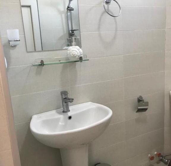 اتاق اکونومی, Charli