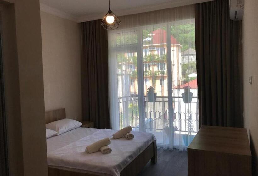 اتاق اکونومی, Charli