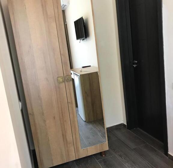 اتاق لوکس, Charli