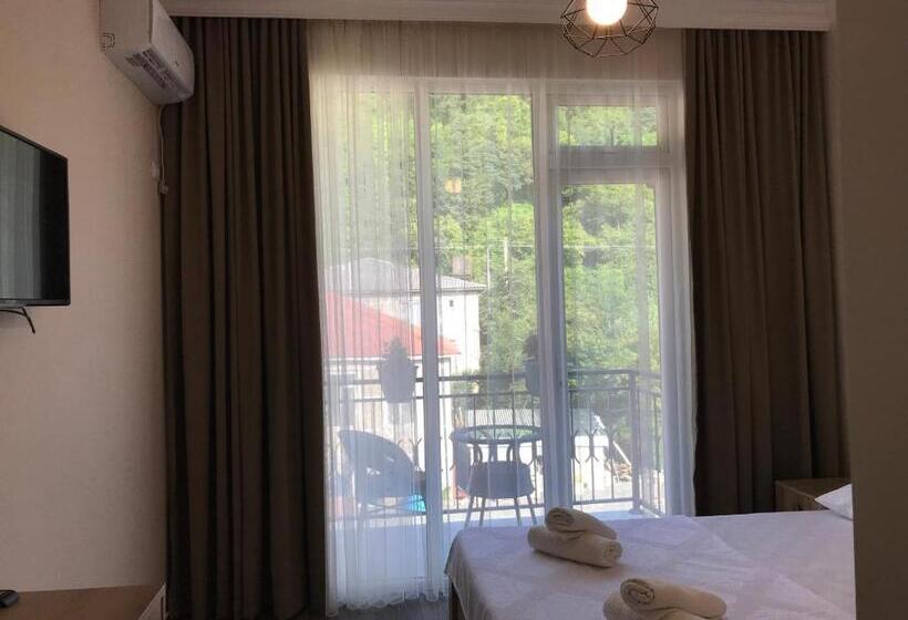 اتاق لوکس, Charli