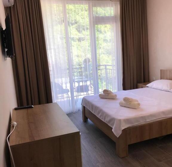 اتاق لوکس, Charli