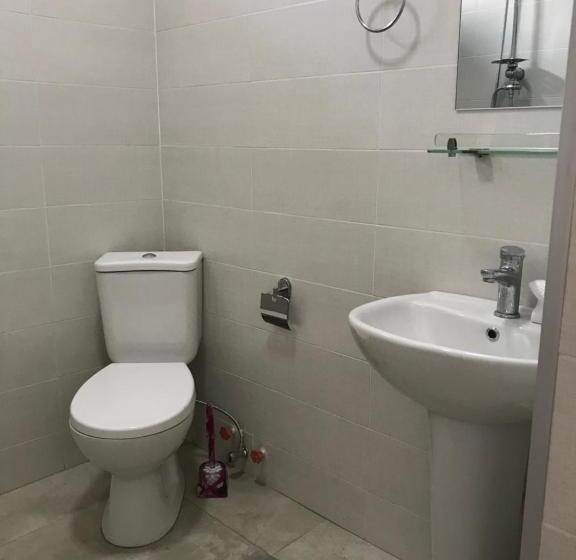 اتاق لوکس, Charli