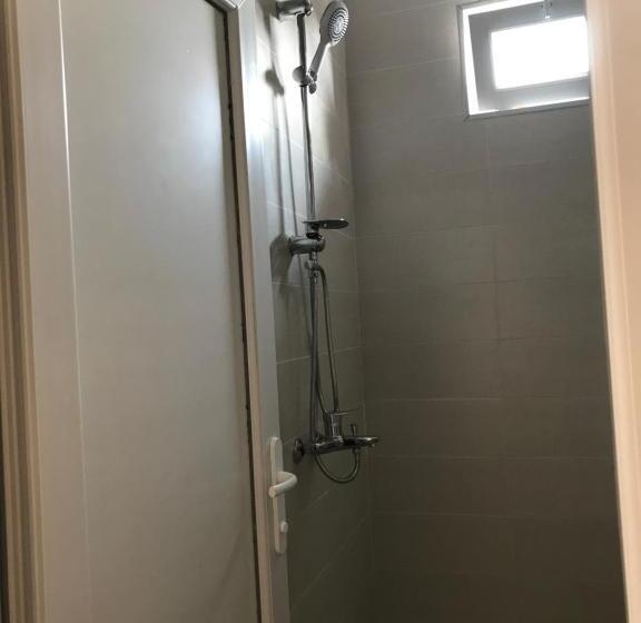 اتاق لوکس, Charli