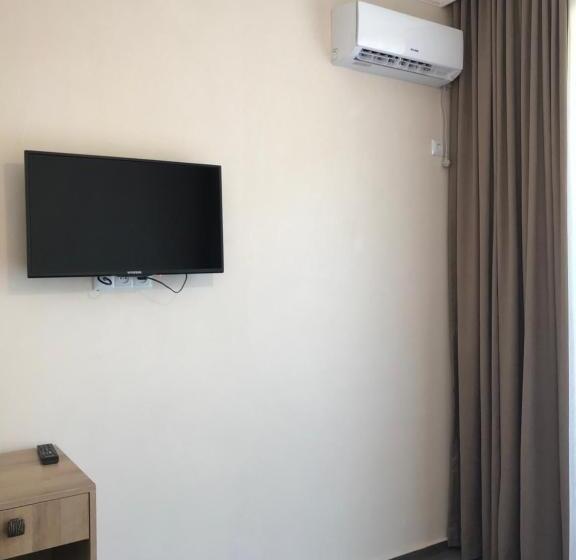 اتاق لوکس, Charli