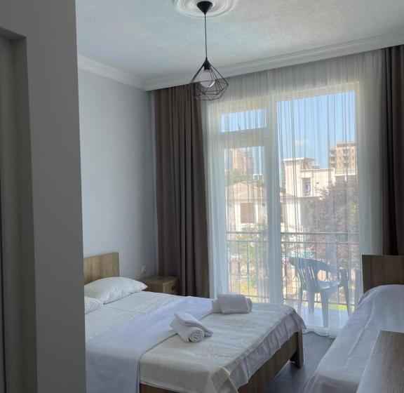 اتاق راحتی سه تخته, Charli