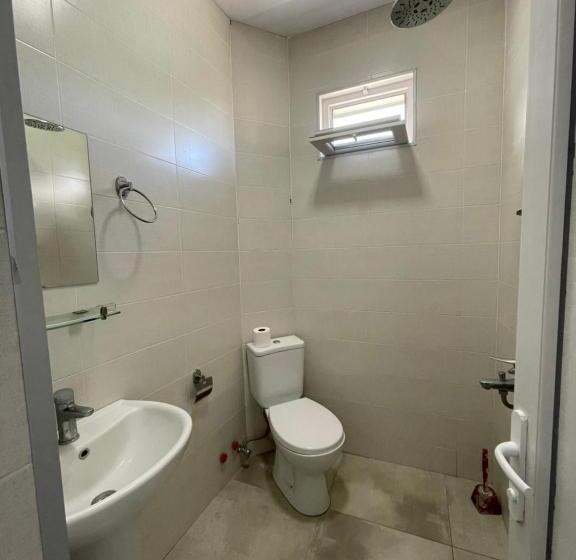 اتاق راحتی سه تخته, Charli