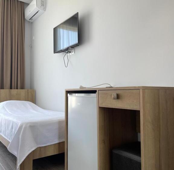 اتاق راحتی سه تخته, Charli