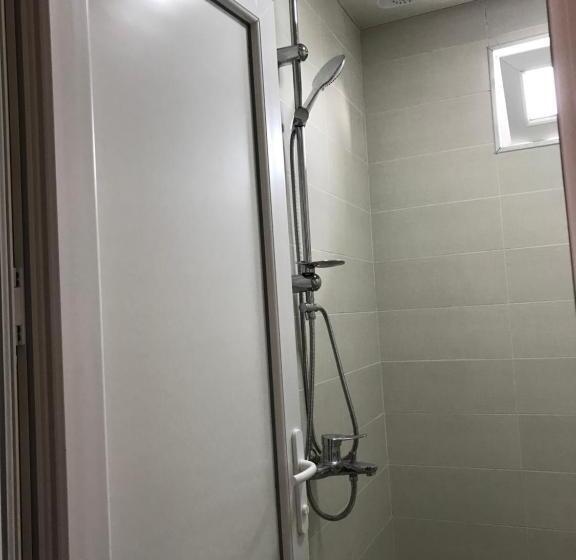 اتاق لوکس سه تخته, Charli