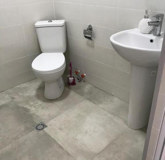 اتاق لوکس سه تخته, Charli