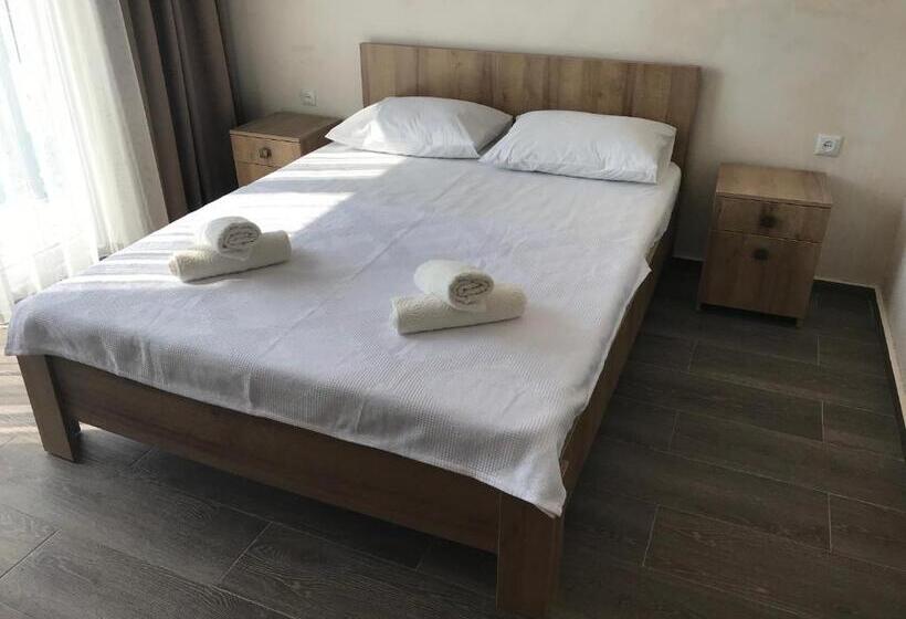 اتاق استاندارد با بالکن, Charli