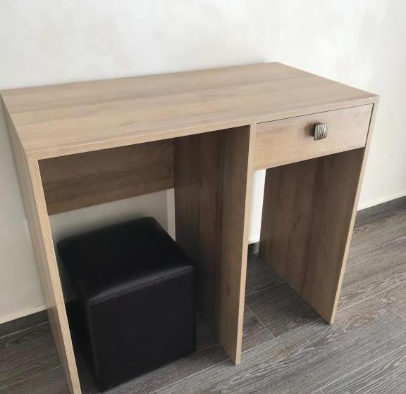 اتاق استاندارد با بالکن, Charli