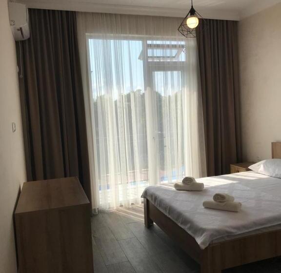 اتاق استاندارد با بالکن, Charli