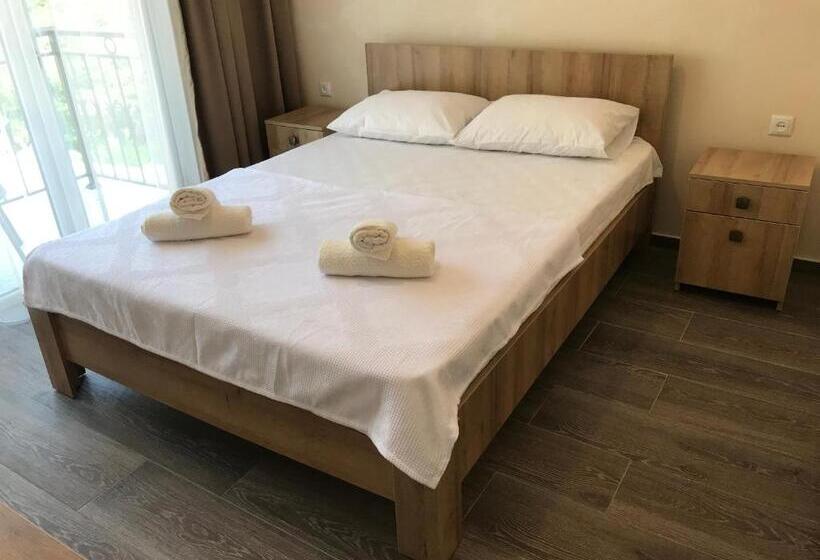 اتاق لوکس, Charli