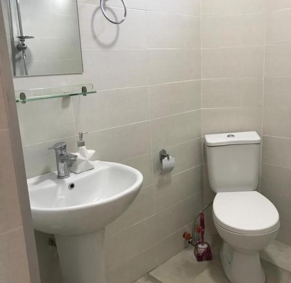 اتاق استاندارد سه نفره, Charli