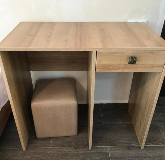 اتاق استاندارد سه نفره, Charli