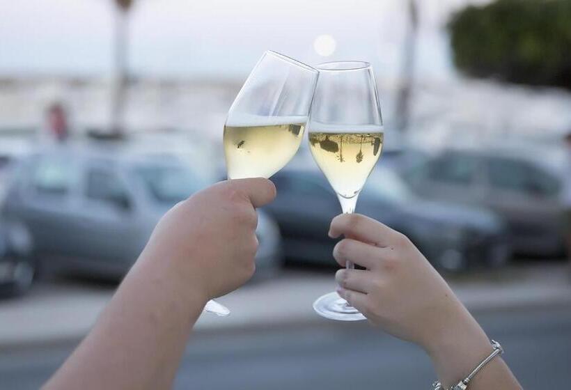 غرفة ديلوكس مطلّة علي البحر, Ocean Lounge