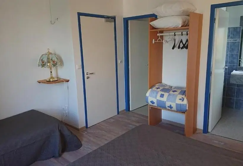 Standard Triple Room, Auberge Le Cévenol