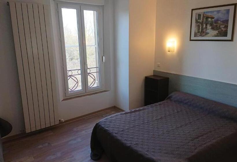 חדר קלאסי לשלושה, Auberge Le Cévenol