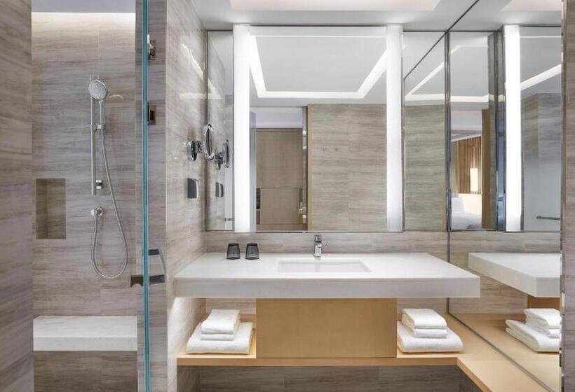 带大床的行政房间, Courtyard By Marriott Shanghai Songjiang