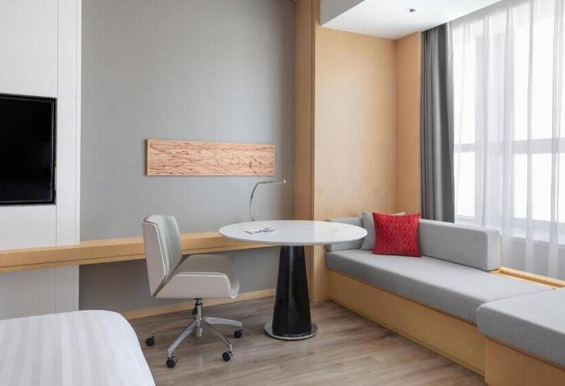 带大床的行政房间, Courtyard By Marriott Shanghai Songjiang