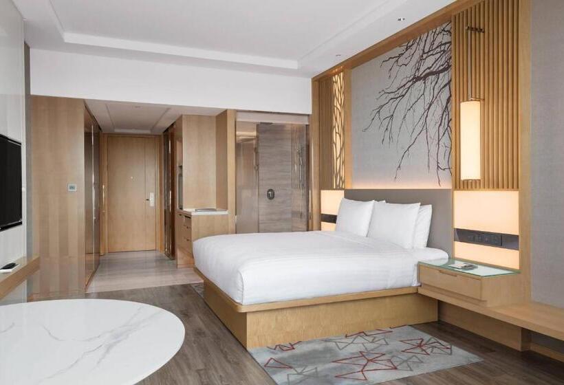 带大床的行政房间, Courtyard By Marriott Shanghai Songjiang