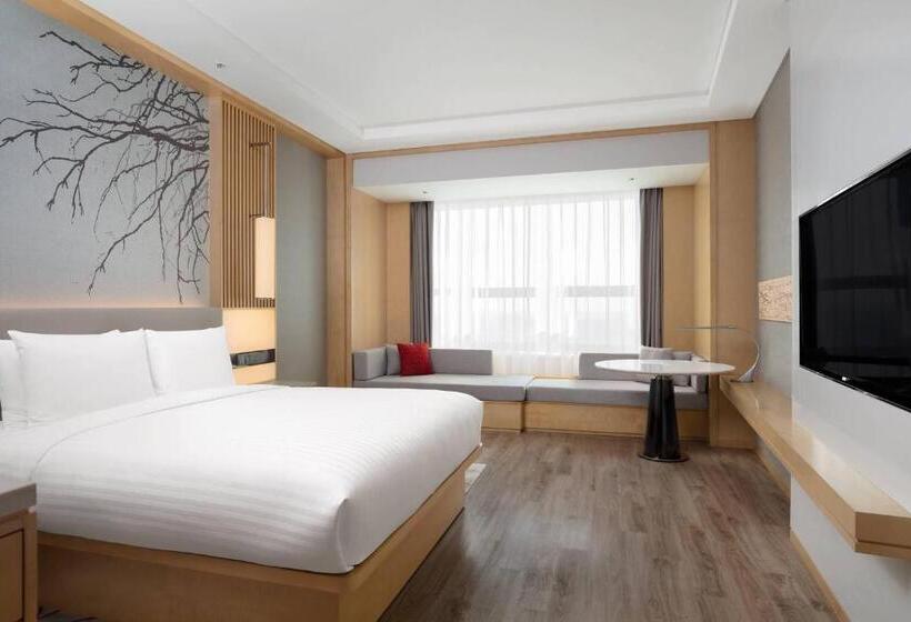 带大床的行政房间, Courtyard By Marriott Shanghai Songjiang