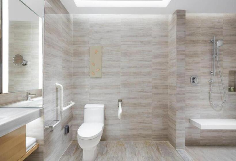 带城市景观和大床的豪华房间, Courtyard By Marriott Shanghai Songjiang