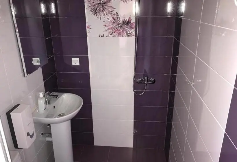 اتاق استاندارد چهار تخته, Liko Hostel