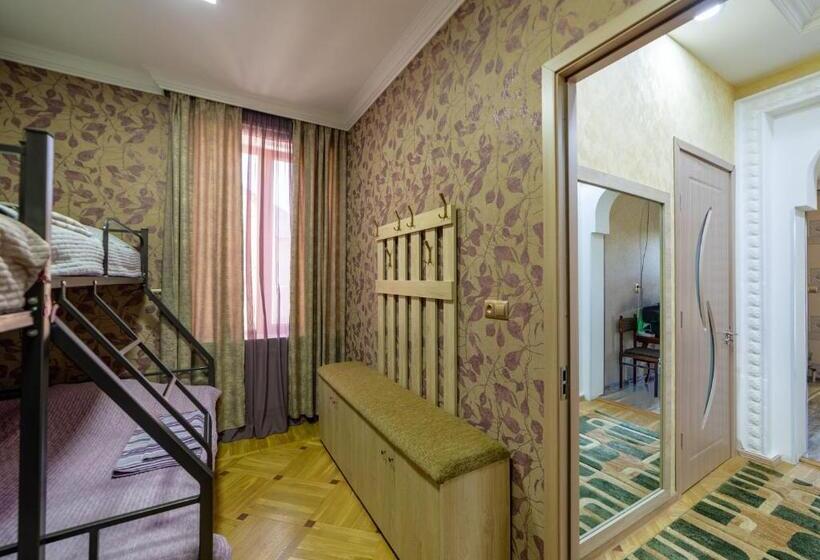 اتاق استاندارد چهار تخته, Tsera House