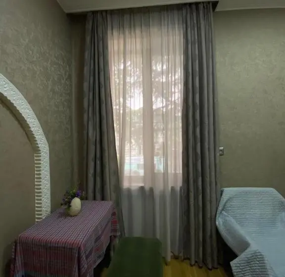 اتاق استاندارد سه نفره, Tsera House