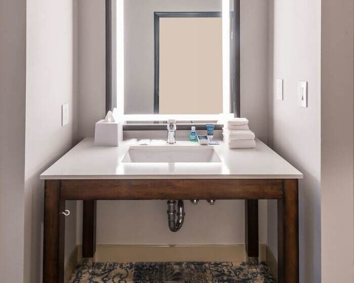 جناح, Four Points By Sheraton Anchorage Downtown