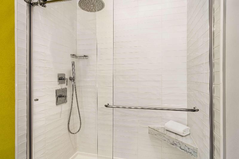 适合残疾人士使用的带超级大床的标准间, Hilton Motif Seattle