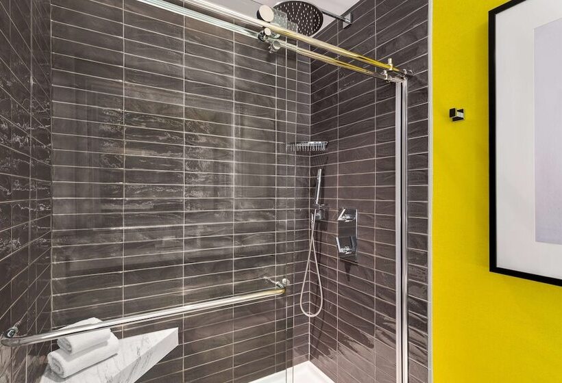 标准工作室, Hilton Motif Seattle