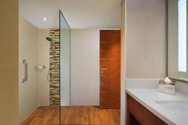 جناح لذوى الاحتياجات الخاصة, Larkspur Landing Extended Stay Suites Bellevue